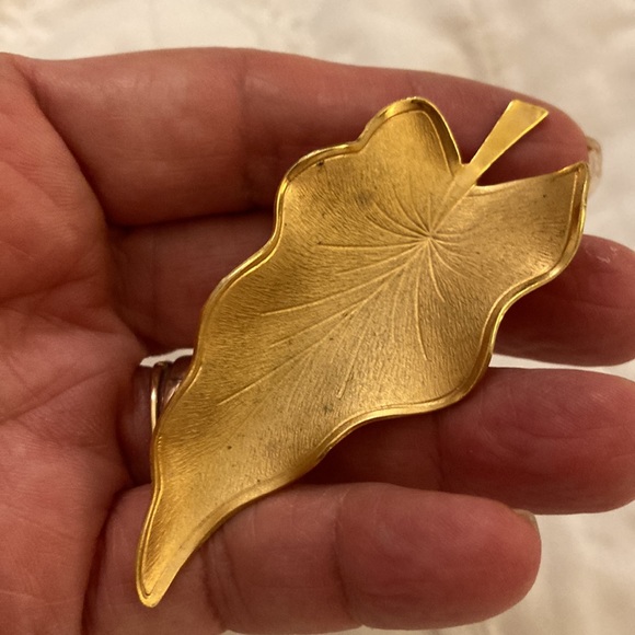 Textured vein gold tone leaf pin brooch. MCM - Picture 3 of 3